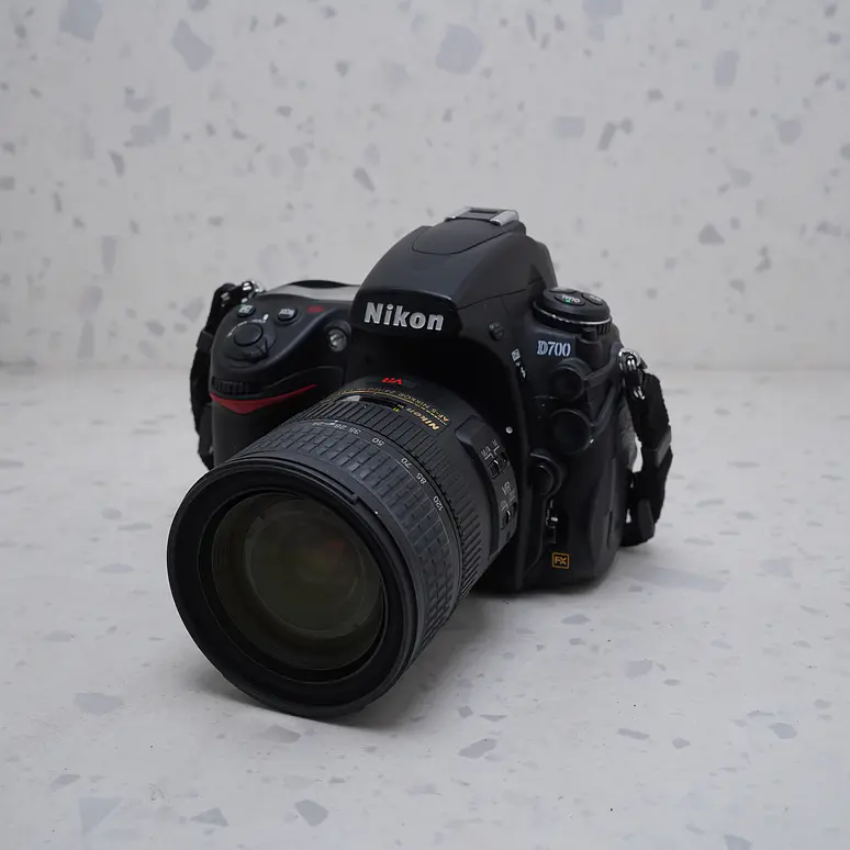 Nikon D700 + 24-120mm f/3.5-5.6G + 70-300mm f/4-5.6G + Accesorios – USADO  1