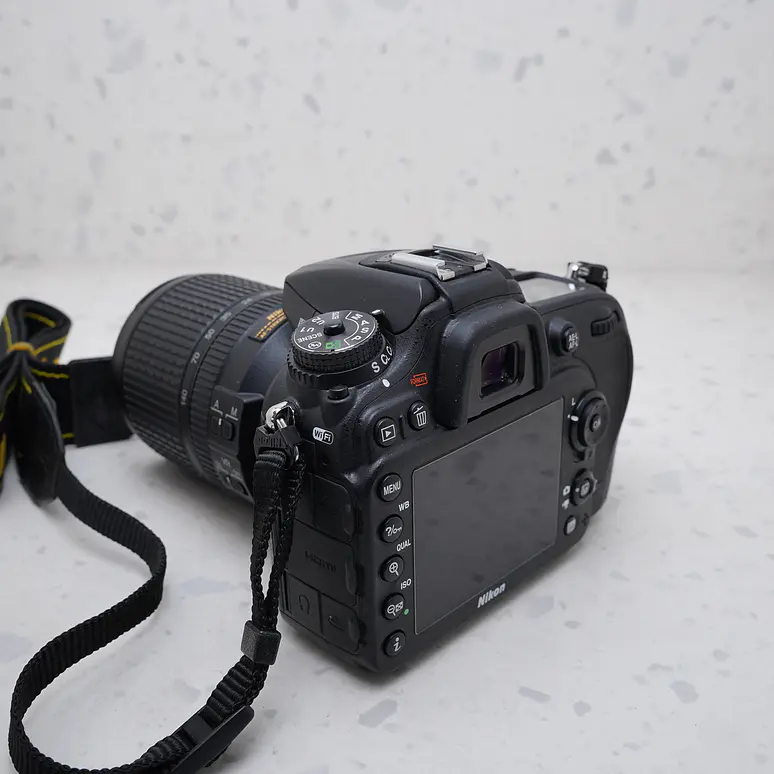 Nikon D7200 + 18-140mm - USADO 3