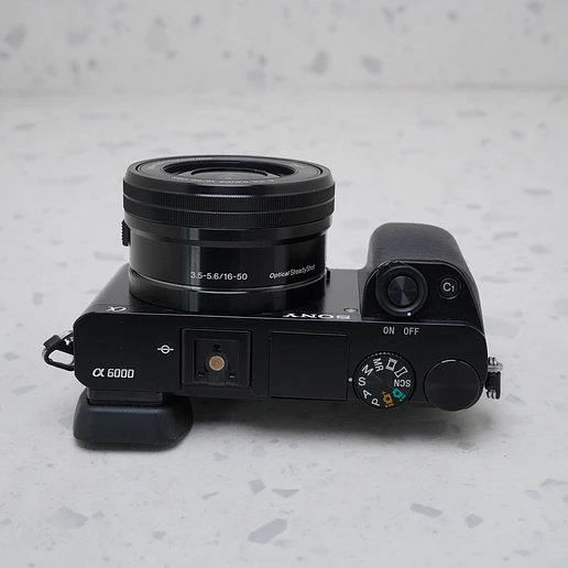 Sony a6000 + 16-50mm - USADO 6