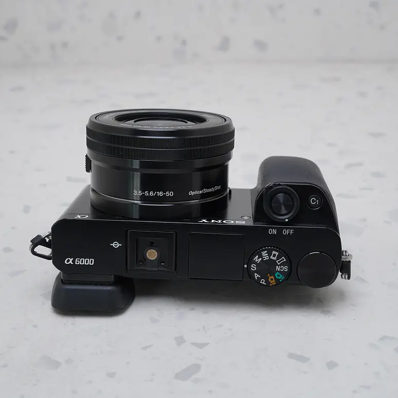 Sony a6000 + 16-50mm - USADO 6