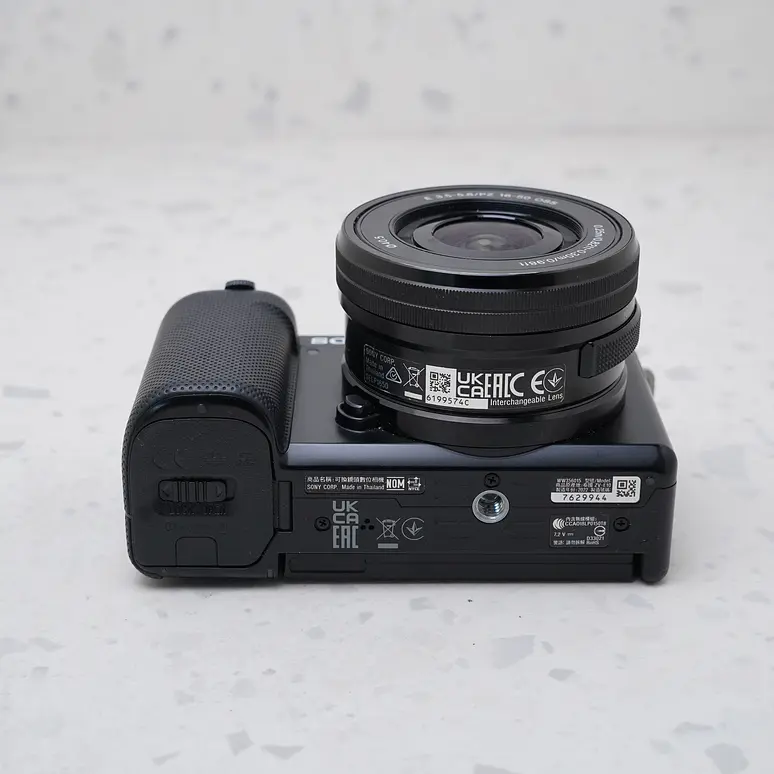 Sony ZV-E10 + 16-50mm - USADO 8