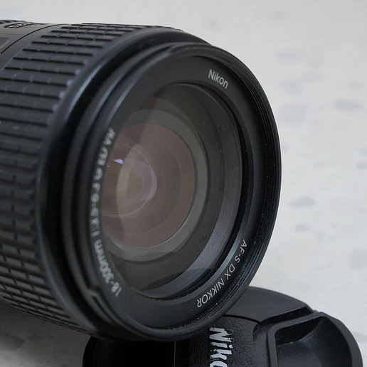 Nikon AF-S DX NIKKOR 18-300mm f/3.5-6.3G ED VR - USADO 4