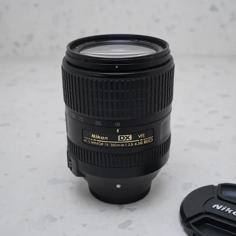 Nikon AF-S DX NIKKOR 18-300mm f/3.5-6.3G ED VR - USADO 2