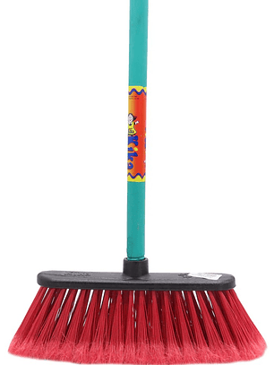 Escoba Lola Vale con mango de madera pintado