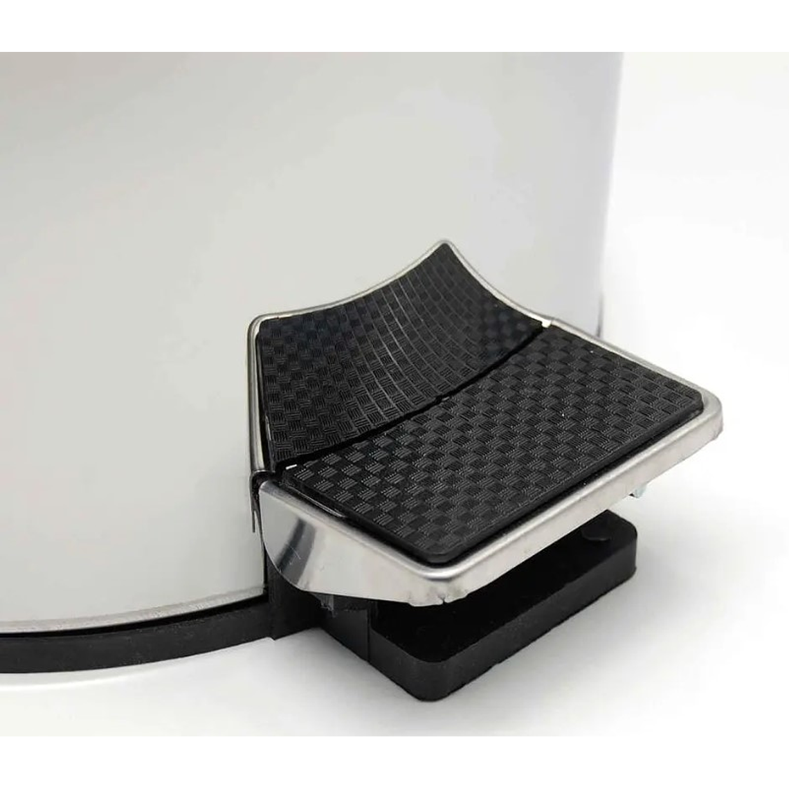 Cesto metálico para basura con Pedal 2