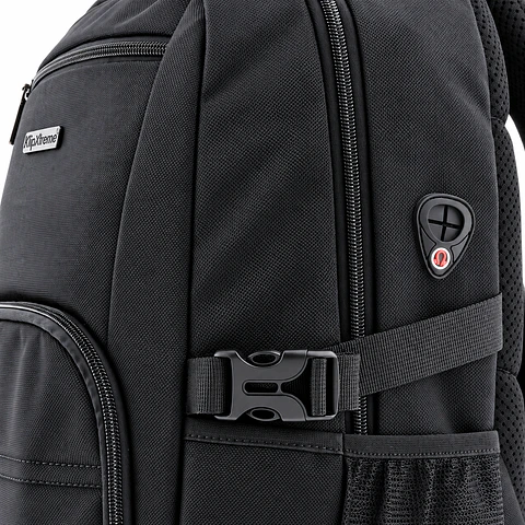 Mochila para Laptop KlipXtreme Emblem KNB-582 de 15.6 Pulgadas Negra con 3 Bolsillos