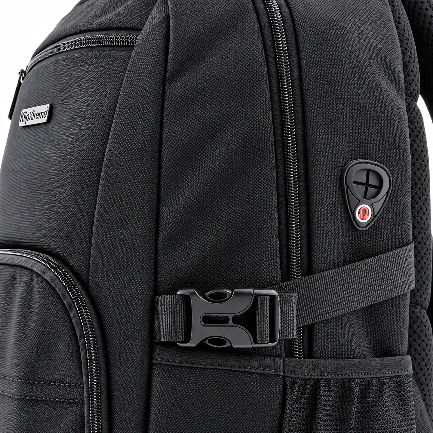 Mochila para Laptop KlipXtreme Emblem KNB-582 de 15.6 Pulgadas Negra con 3 Bolsillos 2