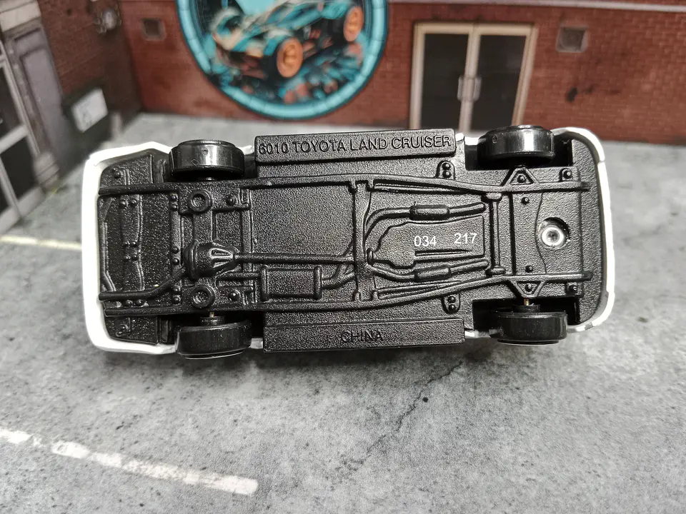 Toyota Land Cruiser Nº6010 Motor Max 1/64 3