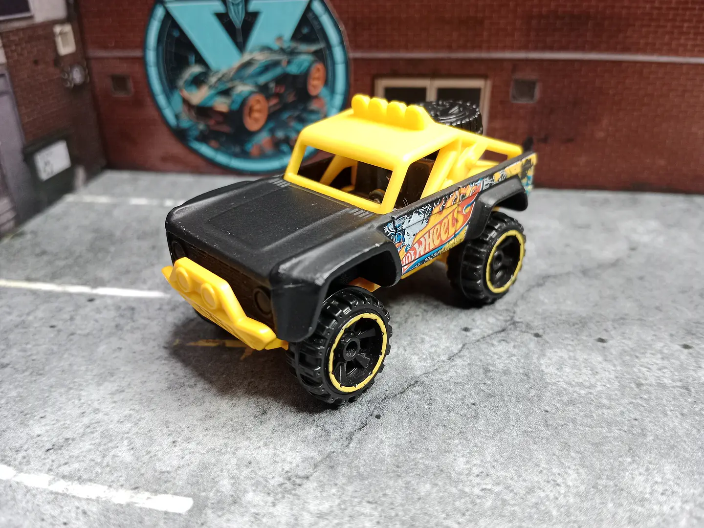 Custom Ford Bronco Stunt Circuit Hot Wheels Mattel 2013 1