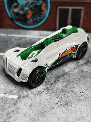Gearonimo Stunt Circuit Hot Wheels Mattel 2013