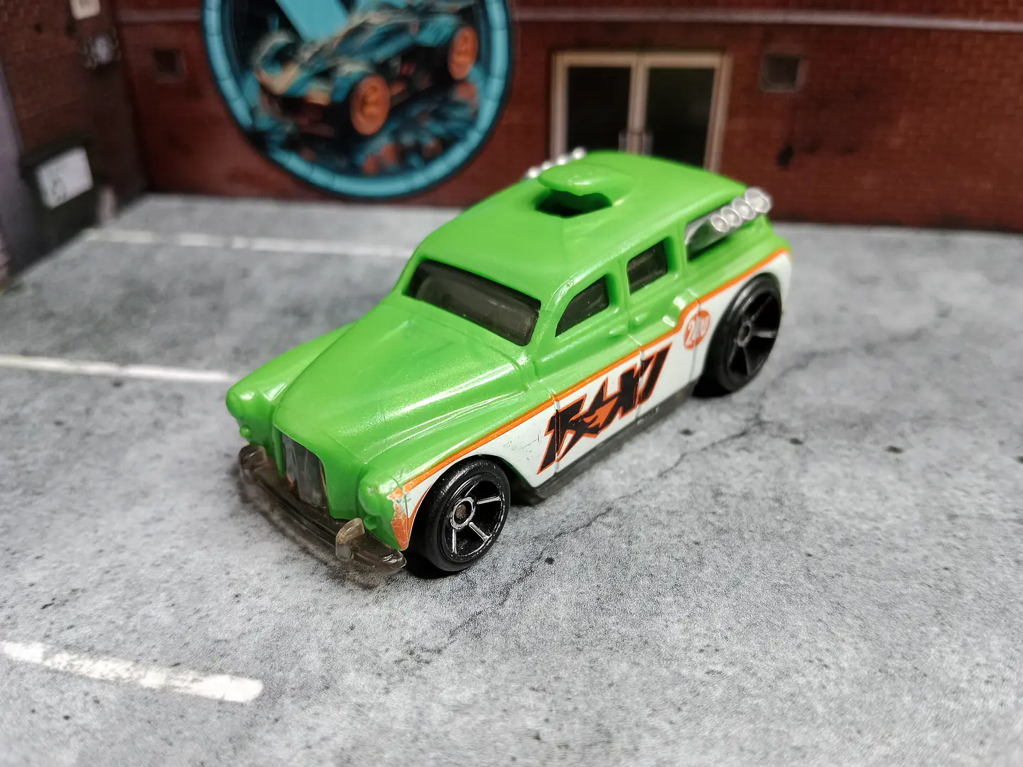 Cockney Cab II Super 6-Lane Raceway Hot Wheels Mattel 2011 1