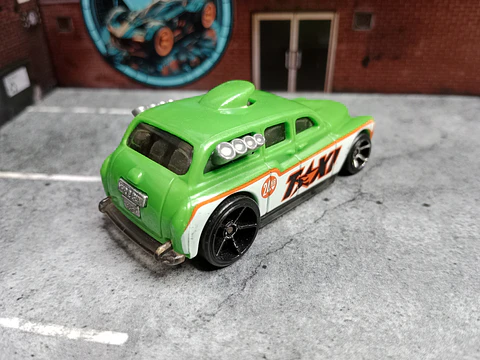 Cockney Cab II Super 6-Lane Raceway Hot Wheels Mattel 2011