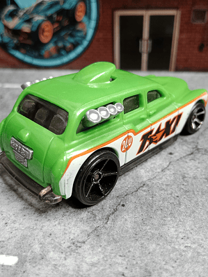 Cockney Cab II Super 6-Lane Raceway Hot Wheels Mattel 2011