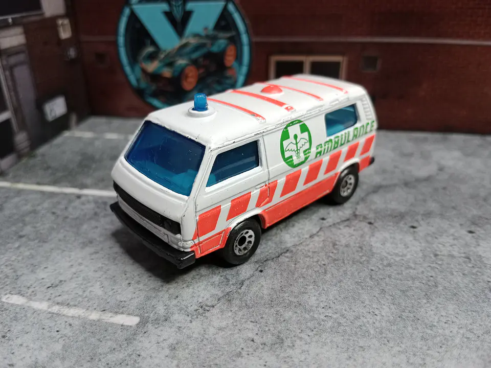 Volkswagen Transporter Ambulance Matchbox 1994 1/62 1