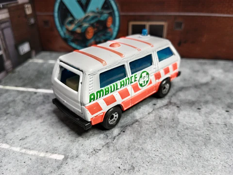 Volkswagen Transporter Ambulance Matchbox 1994 1/62