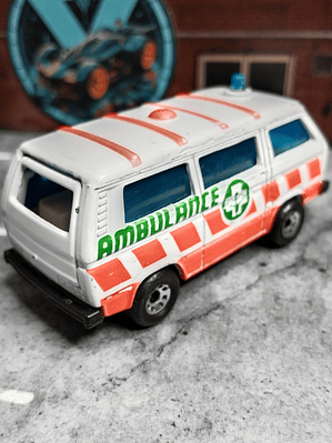Volkswagen Transporter Ambulance Matchbox 1994 1/62