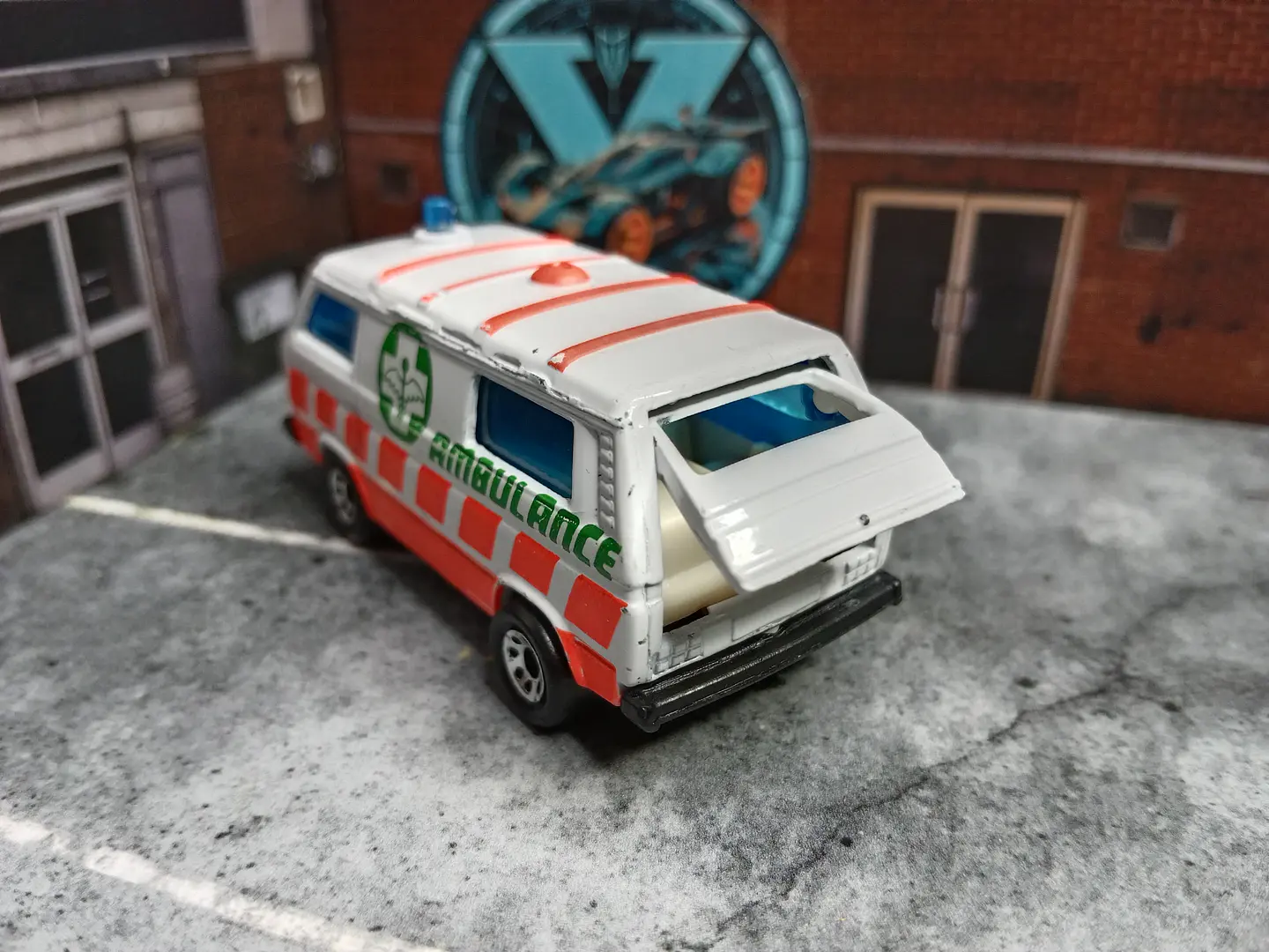 Volkswagen Transporter Ambulance Matchbox 1994 1/62 3