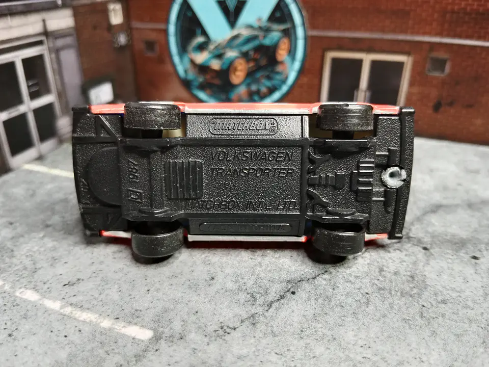 Volkswagen Transporter Ambulance Matchbox 1994 1/62 4