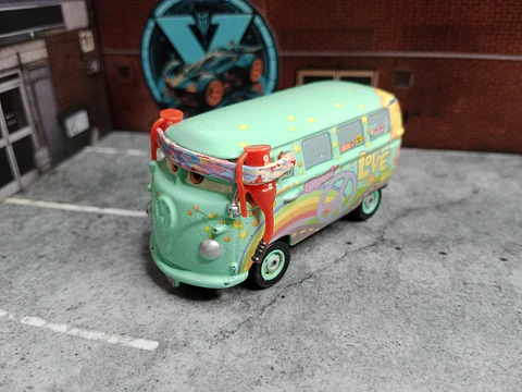 VW Bus Pit Crew Member Fillmore Cars Disney Pixar Mattel 7cm