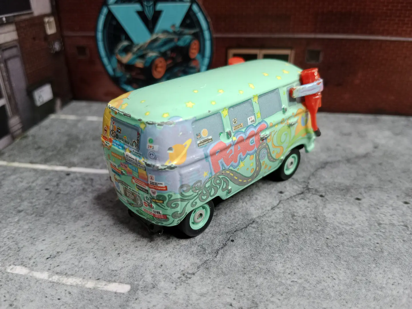 VW Bus Pit Crew Member Fillmore Cars Disney Pixar Mattel 7cm 2