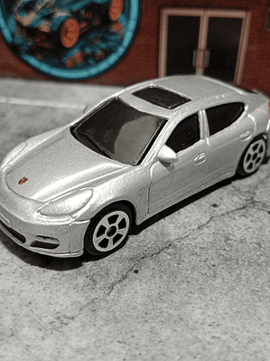 Porsche Panamera Turbo Maisto 1/64