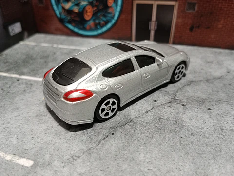 Porsche Panamera Turbo Maisto 1/64