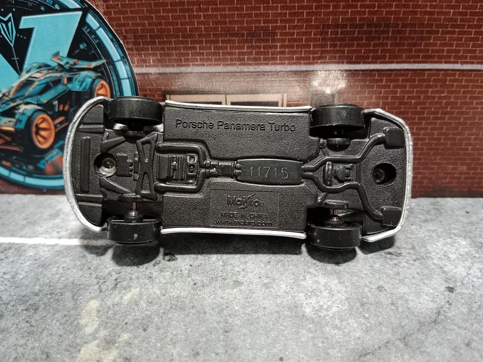 Porsche Panamera Turbo Maisto 1/64 3
