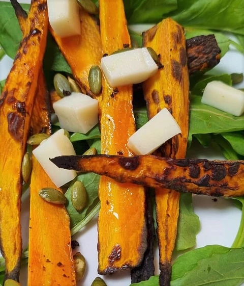 Zanahorias asadas con rúcula, semillas de zapallo y queso de cabra