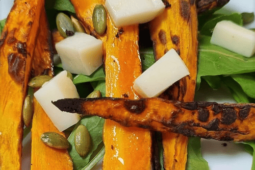 Zanahorias asadas con rúcula, semillas de zapallo y queso de cabra