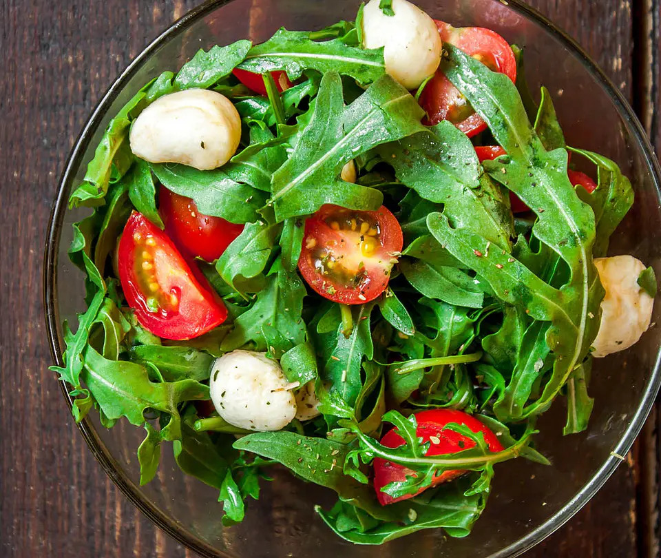 Ensalada de rúcula, tomates cherry caramelizados, nueces tostadas y mozarella 1