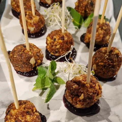 Bolitas de queso azul con frutos secos y almendras