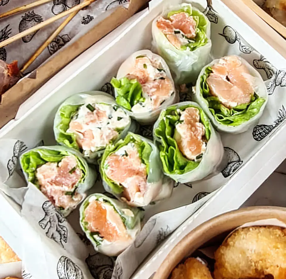 Rollitos de papel de arroz y salmón  1