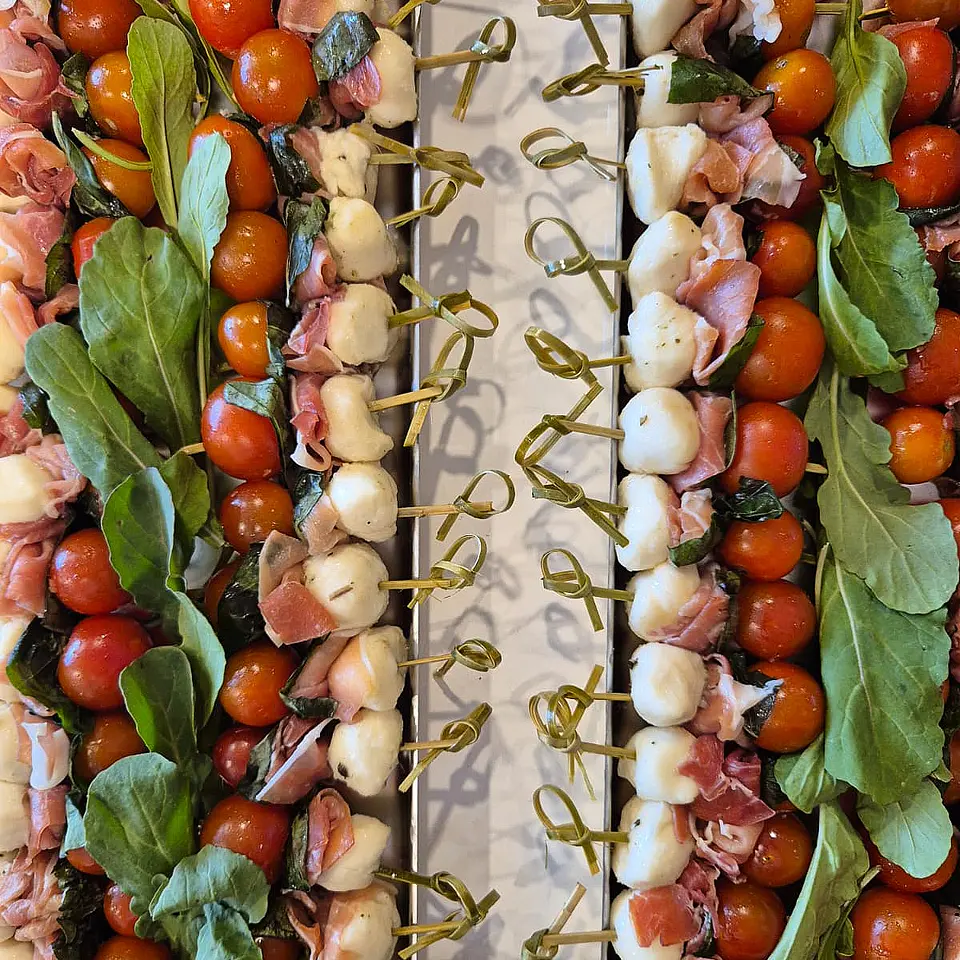 Brocheta Caprese con jamón serrano (20 unidades) 3