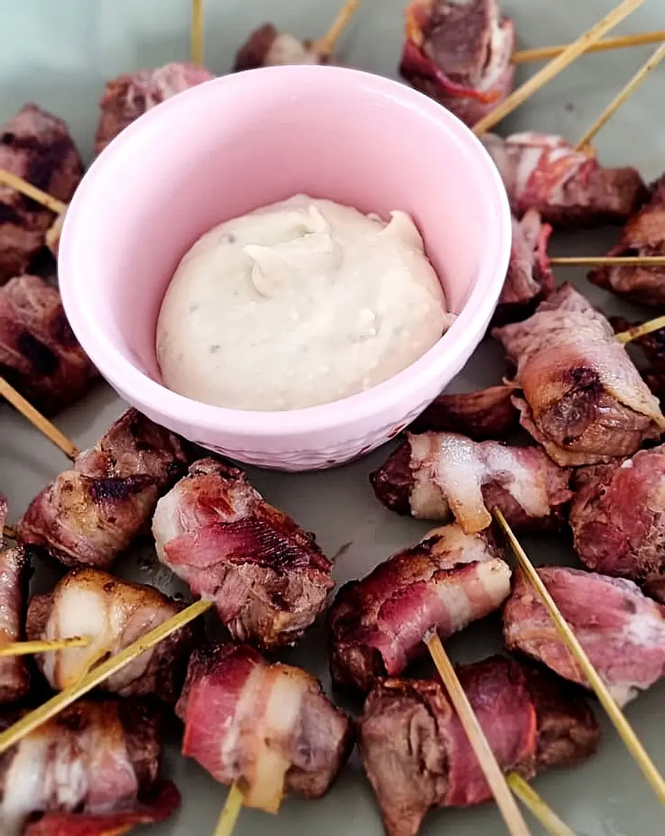 Brochetas de carne con tocino (25 unidades) 1
