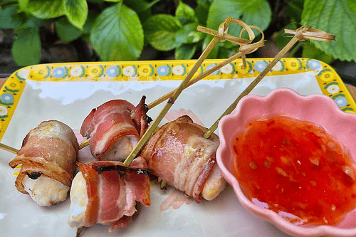 Brocheta de pollo envuelto en tocino (25 unidades)