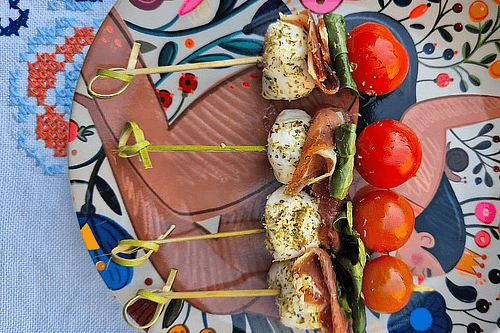 Brocheta Caprese con jamón serrano (20 unidades)