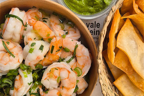 Camarones con salsa de palta y cilantro