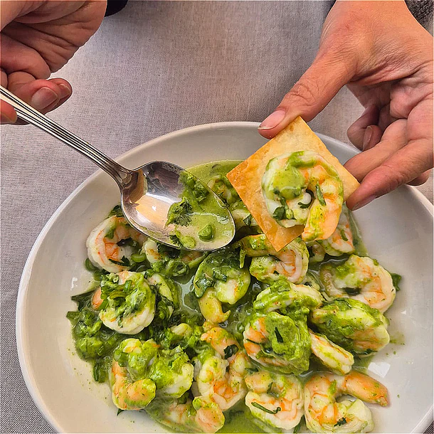 Camarones con salsa de palta y cilantro 2