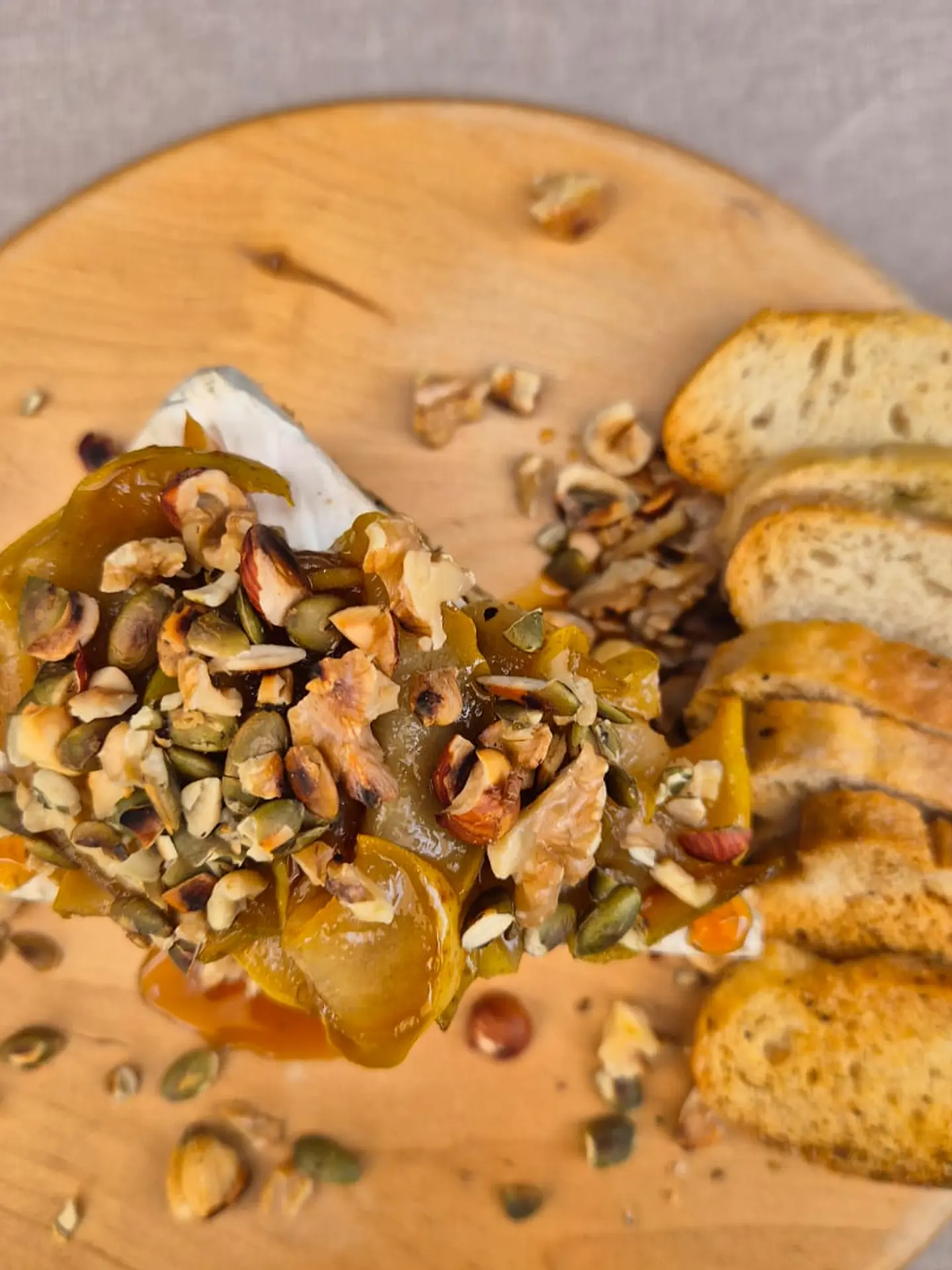 Bombita de queso brie con frutos secos  1