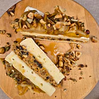 Bombita de queso brie con frutos secos  2
