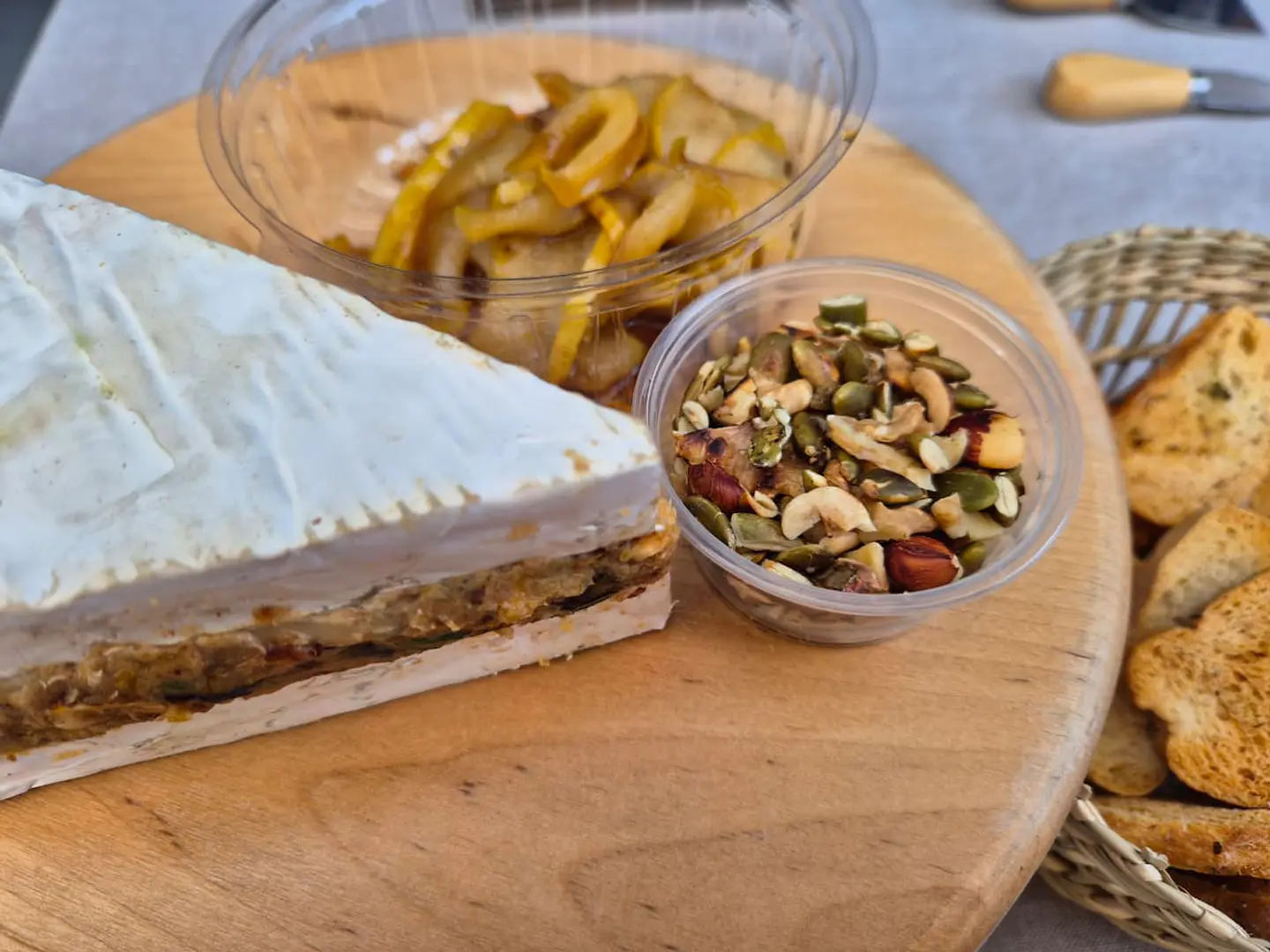 Bombita de queso brie con frutos secos  4