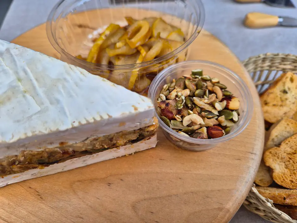 Bombita de queso brie con frutos secos  4