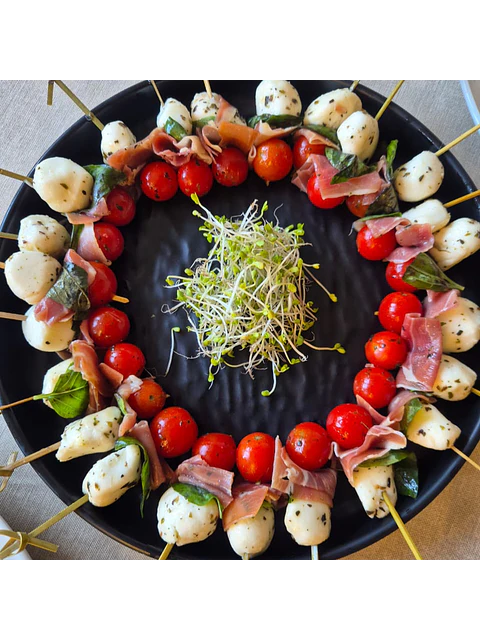 Brocheta Caprese con jamón serrano (20 unidades)
