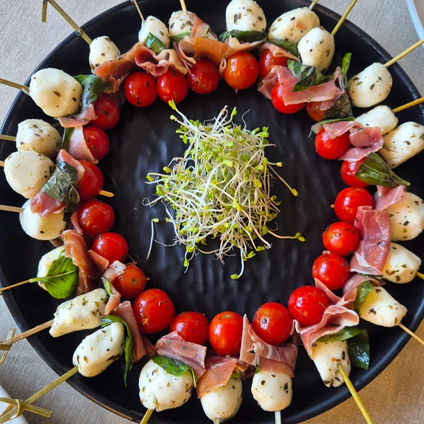 Brocheta Caprese con jamón serrano (20 unidades) 1