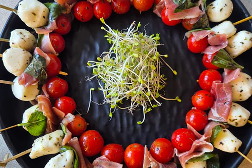 Brocheta Caprese con jamón serrano (20 unidades)