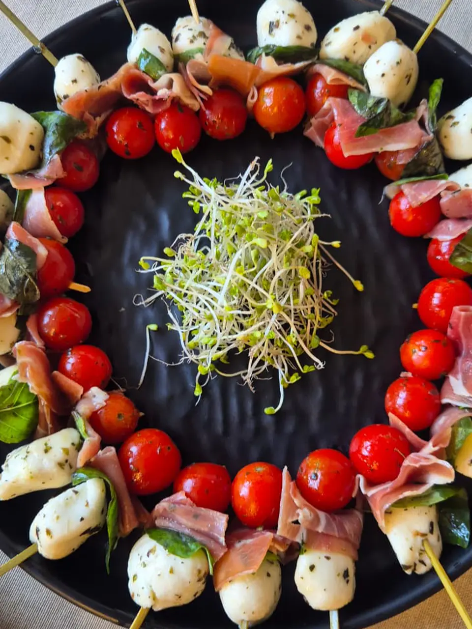 Brocheta Caprese con jamón serrano (20 unidades) 1