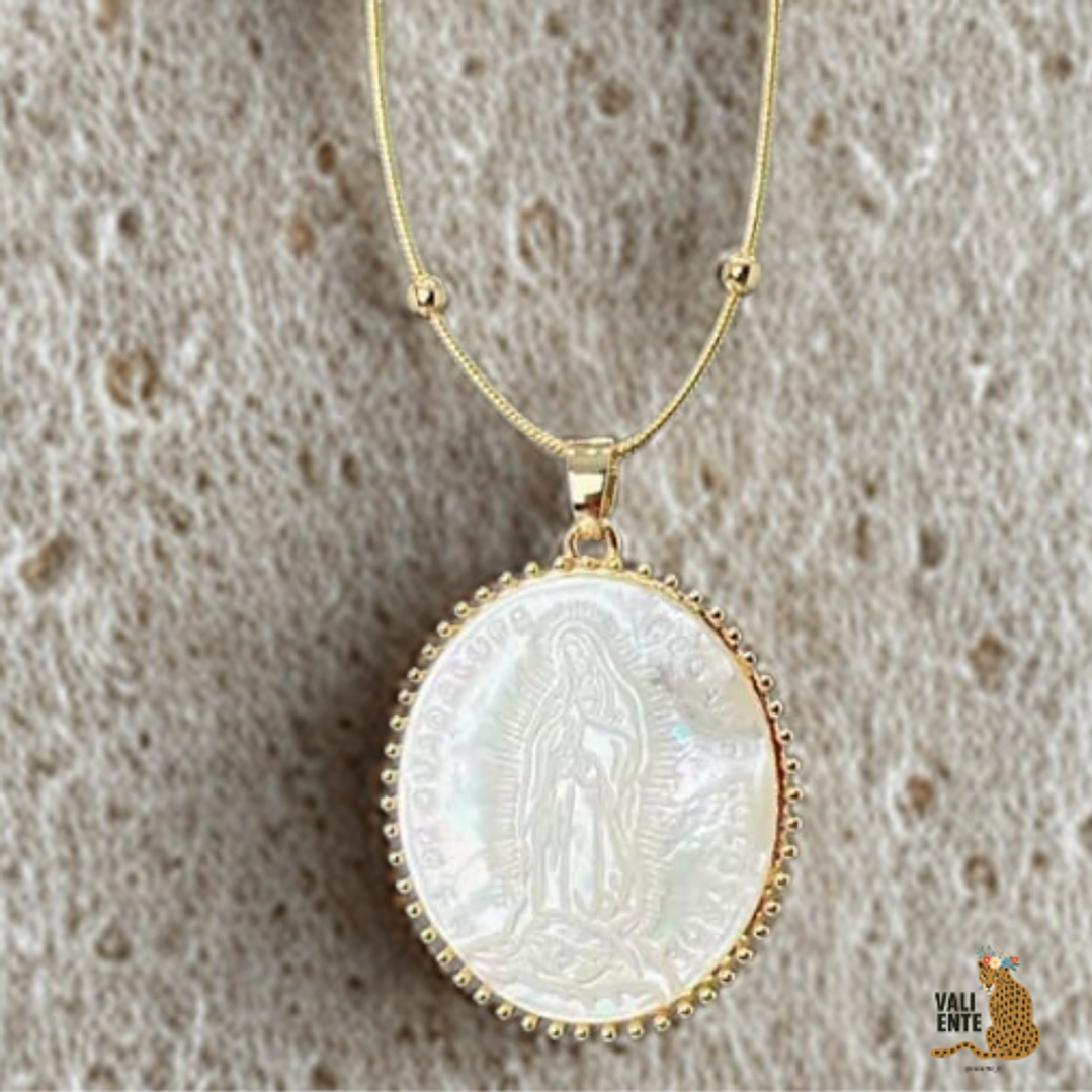 Medalla Virgen de Guadalupe blanca concha natural 1