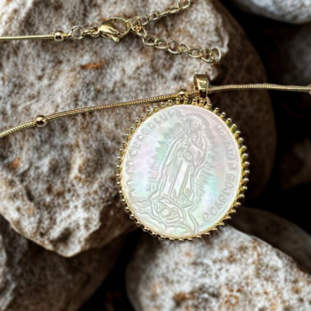 Medalla Virgen de Guadalupe blanca concha natural 2
