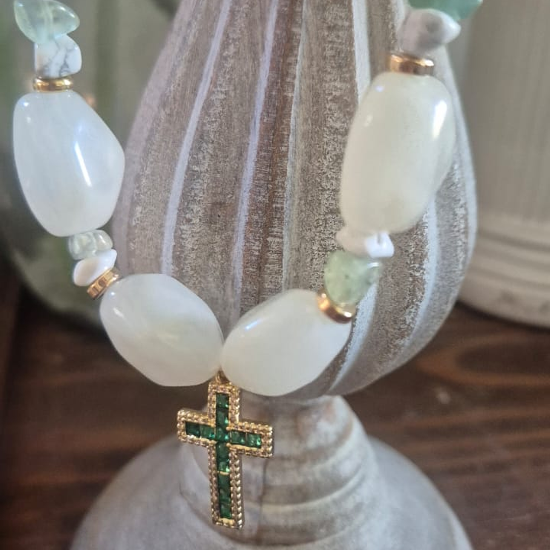 Collar cruz-piedras verdes y blancas 1
