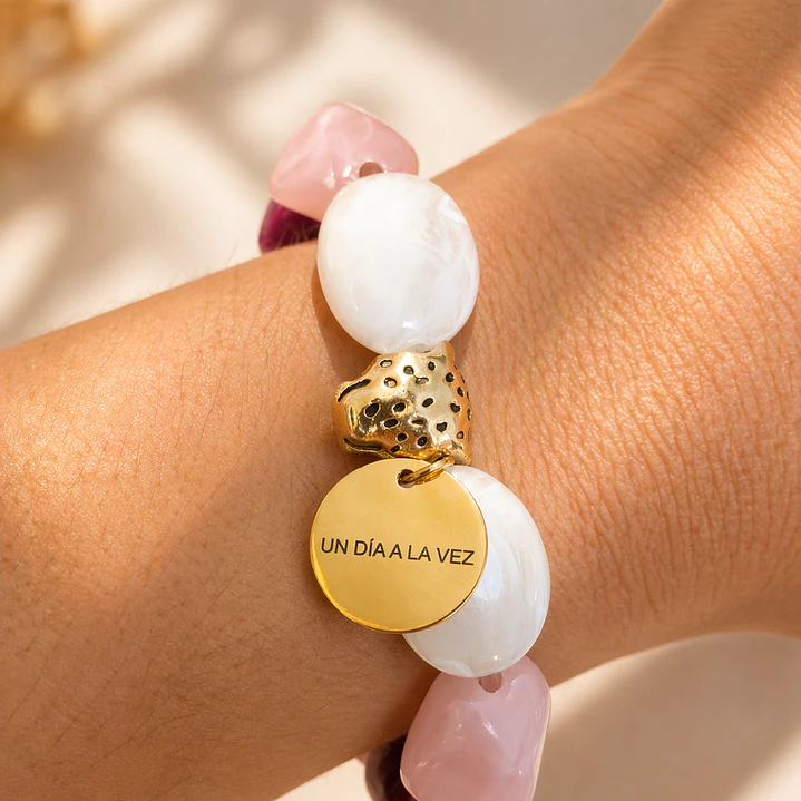 Pulsera piedras blanca/rosa leopardo+un día a la vez 1